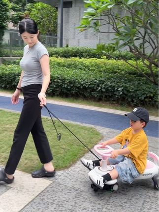 下雨都要出门玩的孩子,拦都拦不住啊##乐卡费格F2扭扭车 #乐卡扭扭车