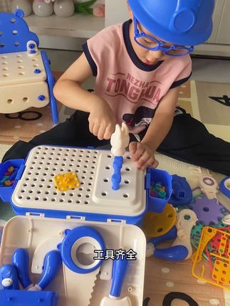 哇噻~这哪个小朋友收到这样的工具箱礼物能拒绝的呀!它能让孩子放下手机和电视,自己一个人坐着玩半天也没来打扰我!一会螺丝刀,一会手电钻,忙的不得了!整体都是安全不伤手的材质,玩的同时锻炼宝宝的动手动脑能力和手眼协调性,还能激发孩子的探索力,培养专注力,收纳方便,还培养宝宝的好习惯,快给你家好奇宝也安排上一套!#电动工具箱 #益智玩具 #动手动脑 #工具箱玩具 #儿童玩具