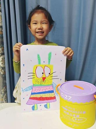 家庭美育/蹦蹦跳跳的可爱小兔🐰
通过大色块去平涂物体,用点线面的装饰元素去装饰,选择自己喜欢的颜色和装饰图案完成自己的作品,锻炼蜜桃的观察能力和造型能力以及细节表现能力。
准备材料:
8开水粉纸,fizz果彩炮炮桶
创作步骤:
1.画出兔子🐰脸部及身体
2.选用喜欢的颜色画出脸部特征
3.装饰身体,平涂颜色,注意不要留白
蜜桃今天用的是fizz果彩炮炮桶丙烯马克笔,60色专业排色,涂写勾画。一笔搞定💯颜色鲜艳,覆盖力强,黑卡纸都能轻松驾驭。可以在多种材质上画画🐮陶瓷、塑料、木头、玻璃都不在话下。而且还是速干配方,画在物品上不掉色,画在手上可以轻松洗净,期待蜜桃更多的绘画作品吧👏🏻
#儿童丙烯马克笔#果彩炮炮桶#幼儿创意美术 #创意儿童画 #丙烯马克笔