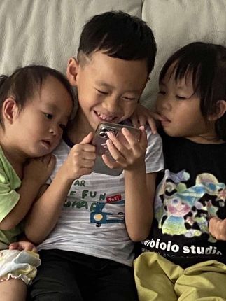 姐妹们快来看看这套超赞的新款印花套装吧!它是夏季新款的女装,时尚印花休闲运动套装,整体是那种宽松的版型,穿上特别凉爽还显瘦。而且它可是个套装,不用费心搭配就能出门了,真的太适合我们这种懒人了!喜欢的朋友们赶快点击下方链接购买吧!#你们家的孩子也是这样玩吗😂😂😂😄