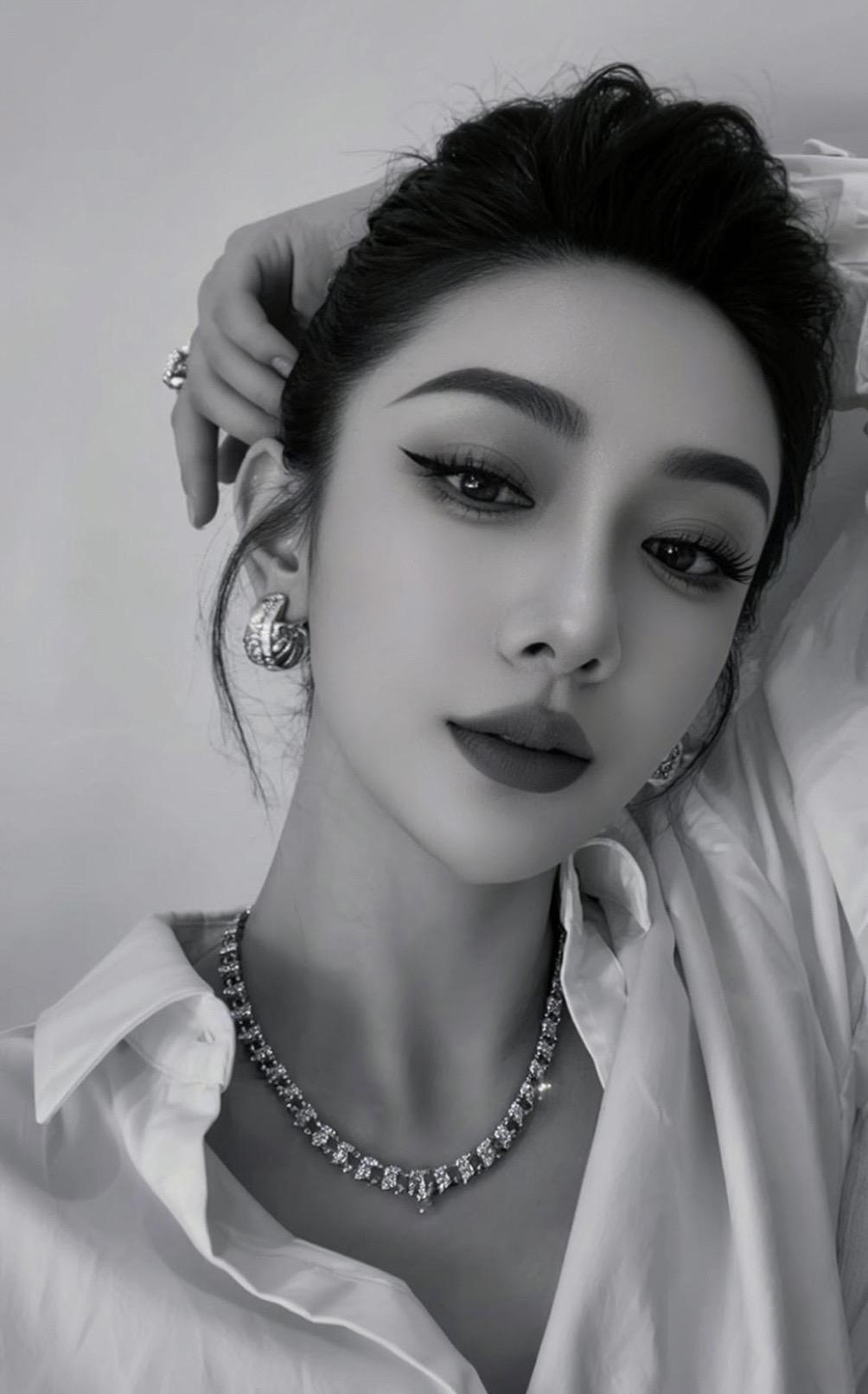 人一定要靠近能托举和滋养你的人 计较里生不出慈悲 争吵里养不出优雅 内耗的环境里很难滋养出积极向上的人