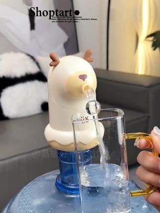 #抽水器 家里喝这种桶装水的,可以用上这个电动抽水器,安装简单,直接套上就可以了,电动的一键出水,非常方便,不管大桶还是小桶,它都可以用,充电的设计,用起来更方便#家用好物