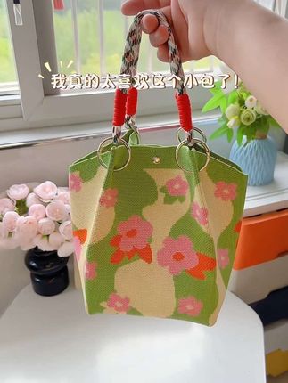 姐妹们挖到宝了!这个包包真的太好看了,而且它 的容量很大,出门装个手机钥匙啥的很方便。它还 是可以拆卸的,不用的时候折起来就行,真的很不 错。#包包推荐#百搭包包#小众包包#手拎包