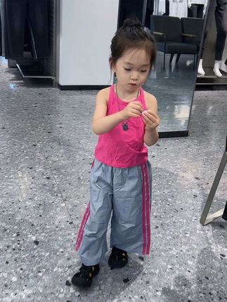 怎么会不幸福呢,就是这个小人,填满了我的生活缝隙,让我杂乱的心在童真一次,幸福也变的这么简单#骗你生女儿 #我的女孩👧🏻#生女儿就是用来打扮的 #高品质童装 #多巴胺女孩穿搭