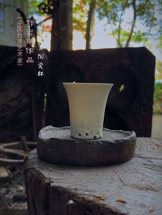 中国台湾艺术家郑宏南当代陶瓷杯 线条流畅优美简约感力 “孔洞”的雕刻构成更是添加了一份未来感#器物之美 #现代陶瓷杯 #空白艺品#全手工制作 #洞洞陶瓷主人杯