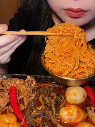 一人食麻酱火锅 #夜宵吃什么 #沉浸式吃饭 #深夜放毒系列之让你饿的睡不着 #一人食 #麻酱粉丝