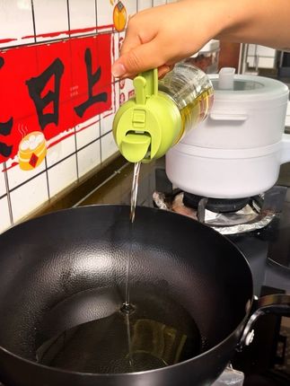 质感好容量还大 花一份钱相当于买了两把油壶#油壶 #两用油壶 #油壶不挂油 #喷油壶 #倒油壶