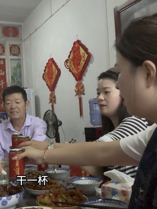 下雨没事烧个鸡头让俺小婶她们来吃#农村生活日常 #享受生活的小确幸