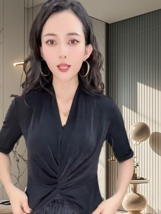 【御 姐 轻 熟 秋季新款 高 级 设计感短袖遮肉V领扭结 独 特 气质T恤】#设计感时髦上衣#又美又飒 #面料柔软舒适#引领时尚潮流 #谁穿谁好看