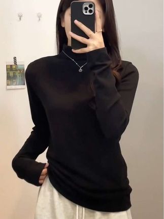 姐妹们快看这件打底衫,真的太好穿了,弹力很大,摸起来很舒服,半高领设计特别适合秋冬穿。可以搭配各种外套,太百搭了。#舒适穿搭 #打底衫 #穿搭分享