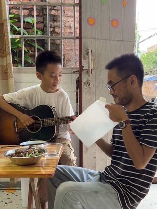 这晚在街中偶遇心中的她 父子双吉他弹唱护花使者 #前奏一响拾起多少人的回忆 #吉他弹唱 #李克勤 #护花使者 #音乐现场