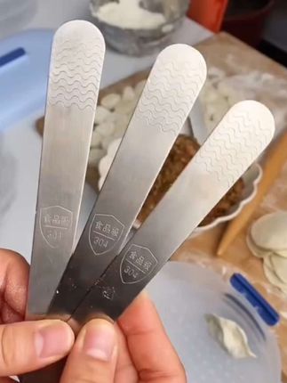 你家包饺子还在用筷子吗?快来试试这个不锈钢挑馅勺,不管包饺子还是馄饨都可以,304不锈钢食品级材质,挑馅快速不沾,清洗也方便 #不锈钢挑馅勺 #不锈钢挑馅尺 #挑馅勺 #包饺子 #厨房好物