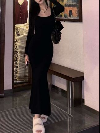姐妹们,这条裙子真的太温柔了!它是那种很显身材的版型,而且面料也很舒服,上身之后整个人都显得特别温柔,而且很有气质。它的设计感也很强,穿上它去参加聚会或者约会都会很出彩,而且这条裙子的包容性也很好,不管你是胖一点还是瘦一点的女生都能穿。#辣妹穿搭 #女人味穿搭 #气质范 #秀出好身材 #时髦穿搭