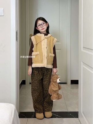 暖绒绒的豹纹马甲小套装~秋冬氛围感拉满!内里加绒加厚,保暖又好看!#细节满满的秋冬设计感穿搭 #能扛住降温的入冬穿搭 #潮童穿搭 #麂皮绒皮毛一体外套马甲 #生女儿就是用来打扮的