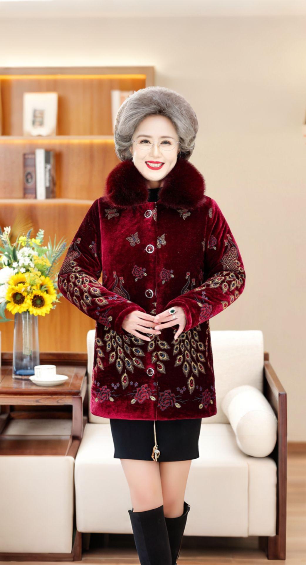 妈妈奶奶加绒加厚棉服外套多个链接可选 冬日里的温暖优雅,丝绒质感搭配精致刺绣,妈妈的时尚从不缺席。✨🧣 #AI扩图 #时尚妈妈装 #优雅气质#每日分享 #时尚妈妈装 @巨量千川