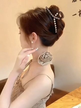 头饰搭配 大号珠珠闪钻抓夹氛围感轻奢后脑 勺抓夹鲨鱼夹茶色发夹发饰上班族#气质发夹 #盘发抓夹 #头饰搭配 #珠珠闪钻抓夹 #珠珠抓夹 @DOU+小助手 @巨量千川