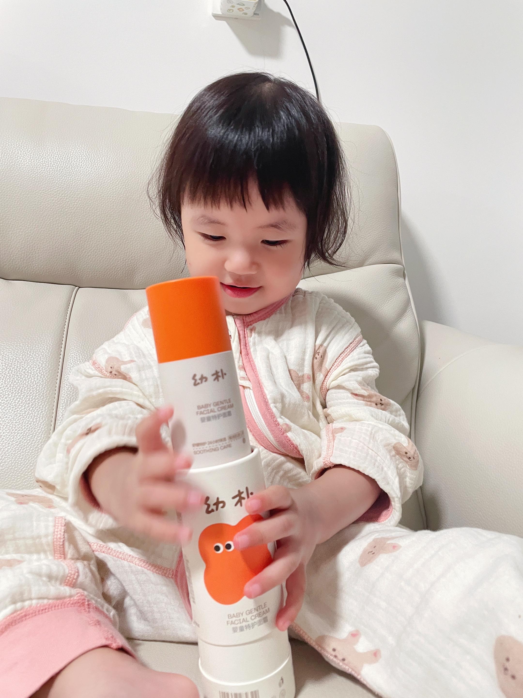 秋天干燥脸蛋7天涂抹亲测有效。快给入秋的小宝贝快安排上babycare幼朴小橙管特护霜啦~😍 秋天开始起风吹脸上就容易干燥,高原红😖 宝宝的皮肤太嫩了🥺要时时刻刻都要保持滋润✊🏻 babycare家幼朴特护霜还能拯救被吹干后的小脸蛋~具有修复效果,七天见效 脸部清洗过后都要涂抹🤗 这样才能呵护好宝宝娇嫩的肌肤噢~😘😘 #7天拯救换季干红敏 #babycare幼朴小橙管特护霜 #babycare幼朴小橙管 #骗你生女儿 #记录成长过程