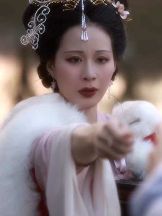 “他若是良人,就不会在烟花巷中认识你了。” 其实故事的开端就已经注定了结局。杜十娘虽阅人无数,却仍不了解李甲。她以为自己的美貌和才智足以改变李甲,却未料到,人的本性,是她永远无法改变的。#汉服 #传统文化 #杜十娘  #一见爱上传统文化 #青年创作者成长计划
