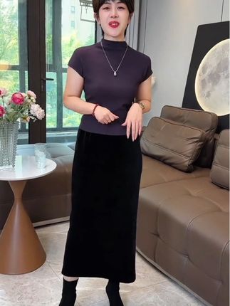 #秋季穿搭 #半身裙 #金丝绒半身裙 #遮肉显瘦 #简约穿搭