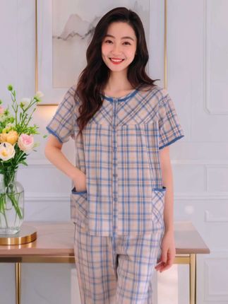 浪莎睡衣一穿,夏夜秒变享受 夏夜加班回家像被扔进蒸笼?这套浪莎睡衣就是救星! 经典格子看着就清爽,薄面料滑溜溜的,贴身上像裹着阵凉风,黏腻感立马跑没影。自带胸垫太贴心,不用穿内衣的自在,是打工人回家后的小放纵。七分裤露着细脚踝,舒服还显利落。 窝在沙发吃冰西瓜、追剧,被软乎乎的睡衣裹着,一天的累都化了。这才是夏夜该有的样子啊~ #浪莎夏季睡衣 #宅家必备神器 #免穿内衣福音 #打工人睡衣 #夏日舒适穿搭