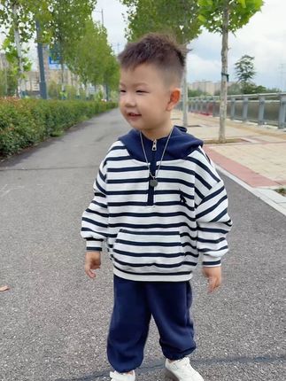 巨洋气巨高品!小男孩穿这套条纹衣服真的帅到爆#我的男孩#萌娃穿搭#男宝穿搭 #潮童必备#轻松解锁秋季穿搭