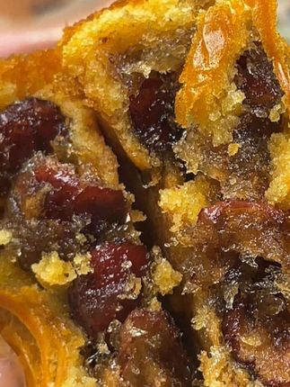 月饼吃过,蛋糕也吃过,但是这个蛋月烧月饼还是头一回吃,吃起来香醇浓郁,馅料真的好满好好吃啊,早餐追剧必备好物,价格也很实惠,五星好评强烈推荐 #月饼 #蛋月烧 #蛋月烧月饼 #中秋节 #送礼佳品