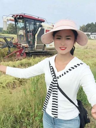 每天不是割梯田,就是地块不大。这下让我遇到大地块了吧,让俺家小飞机在田里面尽情的耍耍。😂😂@沃得农机 #抖音助农#服务三农支持三农