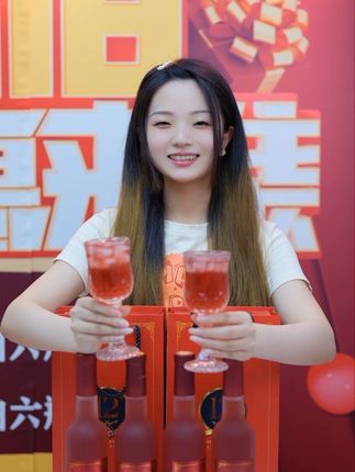 云南蒙自石榴酒,石榴发酵酿制而成,酒度12度,不苦不涩微微甜,果香浓郁#果酒 #石榴酒 #敬自己一杯酒
