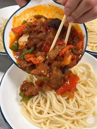 #特色面食 不愧是我新疆朋友推荐的!!纯手工制作口感真的很劲道,做法简单又好吃,吸溜吸溜一家人都爱吃#新疆拉条子 #面条的n种吃法 #超好吃 #这也太好吃了