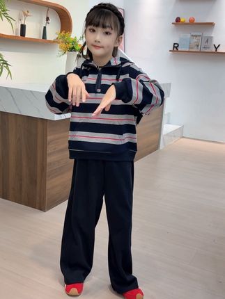 七分靠打扮,衣服占一半,不管你承不承认,女孩子最惊艳出场的方式就是穿的好看#萌娃穿搭#女童套装#秋季新款#潮童必备