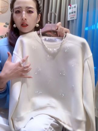 20205秋冬季新品显瘦卫衣 1. 奶白色卫衣真的很百搭,穿起来很舒服,很显瘦#只做高品质 #今日穿搭 #谁穿谁好看系列 #源头实力厂家 #减龄气质