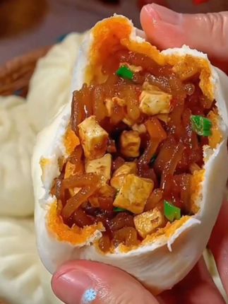 如果你早上懒得起来做早餐,又想多睡一会,那你可以试试这个香辣 #小笼包 #包子 #美食 #面食 #美味可口 @燕姐甄选