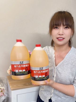 夏天的玻璃水更是少不了,这么大一桶才九块九,不仅清洁能力强还可以保养雨刮器#玻璃水#超便宜超划算 #清洁神器