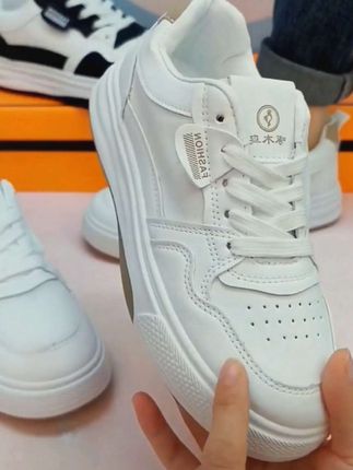 家人们别等啦,快入手一双啄木鸟小白鞋,时尚又舒适! #软底软面穿上超舒服 #百搭小白鞋 #便宜又好穿