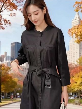 2025秋季新款衬衫连衣裙,97%棉混纺面料柔软亲肤,高腰A字裙型显瘦又藏肉,方领设计知性大气,七分袖适配早秋温度。 上班通勤,一条搞定轻熟气场;日常出街,搭配皮鞋手提包,优雅自信步步吸睛。价格亲民,抖音旗舰店正品保障,还享运费险,售后无忧,放心购买!#连衣裙 #秋季新款 #面料柔软舒适 #减龄气质 #通勤穿搭