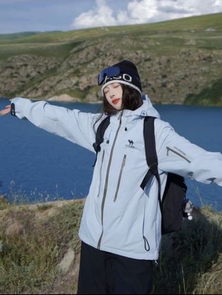 太出片这个三合一冲锋衣#旅行穿搭 #ootd穿搭 #出片又舒适的旅行穿搭教程 #冲锋衣 #自媒体带货