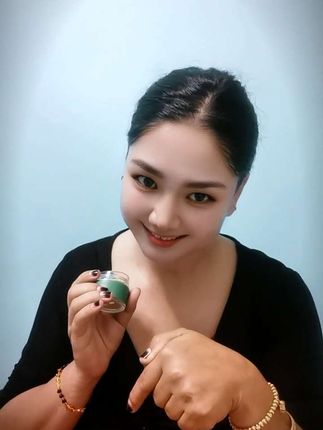 姐姐们,谁的眼袋还那么深?眼沟那么深?油纹、法令纹、泪沟、颈纹那么深的,咱就去摸这一块虫草哈,平面之前你看没看着?这里很深很深,两面都起鼓鼓的,木是高。你看现在我抹这一款虫草眼霜抹的非常的好哈,然后涂上慢慢的让它吸收。涂抹均匀了,这一款虫草眼霜非常好用。姐姐们,我给恁挂在下边小黄车里面哈,去拍一单试一试啊。姐姐们,别让那个眼袋鼓的模式高,特别就是难看,很难看。这个脸凹陷的、塌陷的,姐姐们脸皮肤不紧致的都可以去抹这一款哈,去拍一款试试啊。#热门