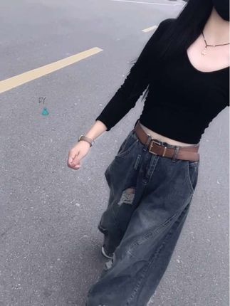 最放松的时候就是,一个人静静的,什么都 不用去想, 没有人情世故,没有感同身受,不用费力去 迎合别人 静静的听着自己喜欢的音乐...#穿出高级感#穿搭牛仔裤#穿搭分享