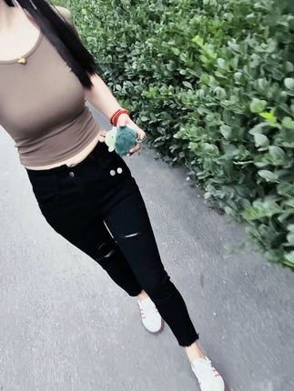 女人要么飒,要么仙,要么雅,要么酷,总之你不能活的像白开水,即无味又无趣。做个百变女人,有趣的灵魂,你会觉得生活多姿多彩,不管别人给你什么样的眼光,你都要把他看成是太阳的光芒,好好爱自己!#穿搭#时尚穿搭 #抖音推广