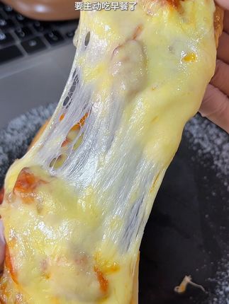 在家里是随时都可以吃上一份披萨,方便又省事,关键是价格比外面买划算多了!!#小萨牛牛芝士船披萨 #半成品披萨#披萨 #好吃又解馋