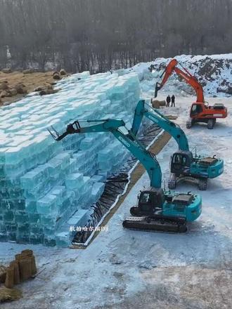 大冰块存起来留着明年用,这样保存一夏天不化#哈尔滨冰雪大世界存冰厂#存冰备战下一届冰雪欢乐季 #哈尔滨冰雪大世界存冰厂