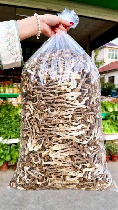 囤货必入!这袋鹿茸菇干货,错过真的会悔 囤货清单里,鹿茸菇干货必须占一席之地!没入手的朋友,大概率要拍大腿后悔! 它是老手艺慢晒的珍品,能牢牢锁住鹿茸菇的原始鲜香,入口满是食材本身的纯粹鲜味儿。 泡发后更是惊艳,口感脆嫩还带弹劲。拌米饭能让人多炫两碗,炒菜、煮汤也超快手,厨房小白用它也能轻松做出喷香下饭菜! #干货 #鹿茸菇干货 #鹿茸菇怎么炒好吃 #舌尖上的味道 #优质农产品