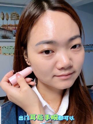 你可以不涂香水,但#澳兰黛香体膏 必须涂,它口红设计补涂很方便,身上有味道,吃火锅味大的都可以涂它