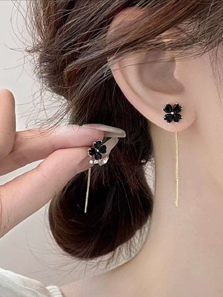 黑色四叶草耳线,轻奢小众设计感耳饰#耳饰 #时尚饰品 #耳线 #精美耳饰 #高级感