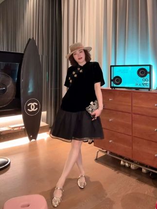 #ootd穿搭 #美出高级感#谁穿谁好看#穿搭 #好物推荐🔥    超级漂亮~气质高级感~时尚百搭~YDFSTUDIO小众【法式鎏光】欧货高品重工网纱拼接丝绒设计连衣裙~谁穿谁好看~