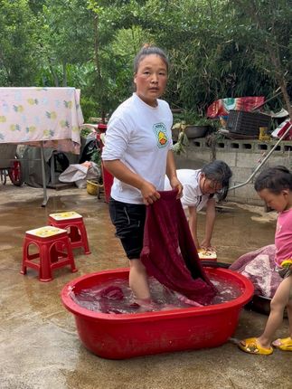 被蜈蚣咬了吓的赶紧吧一年多没洗的大毛毯拿出来洗了四孩子轮流帮忙踩,拉河水来冲,反复挂几次。 #洗毛毯 #记录我的农村生活 #活力28洗衣液 #记录我的真实生活 #洗被子晒被子