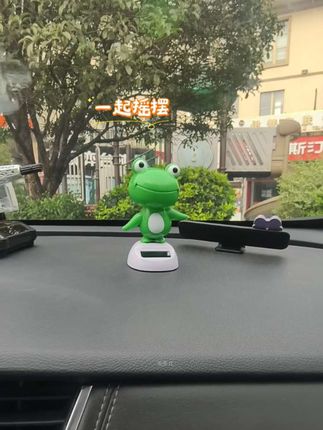 来吧来吧!一起摇摆!!!#车载摆件 #汽车摆件 #创意摆件 #新奇特创意 #摇摆青蛙