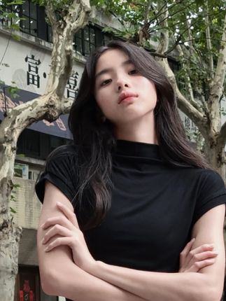 好耶,被抓拍了~ #骗你生女儿 #氛围感 #10后#街拍 #抓拍美好瞬间