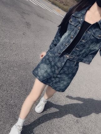 “突然没那么多想要的了,           只想安安稳稳的生活一年又一年…”#小个子女生 #穿搭 #梨形身材穿搭 #显高显瘦显腿长 #今天穿什么