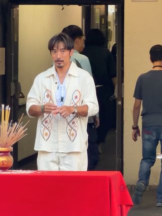 #林德信 现身香港红馆,用行动给父亲#林子祥 的演唱会加油。